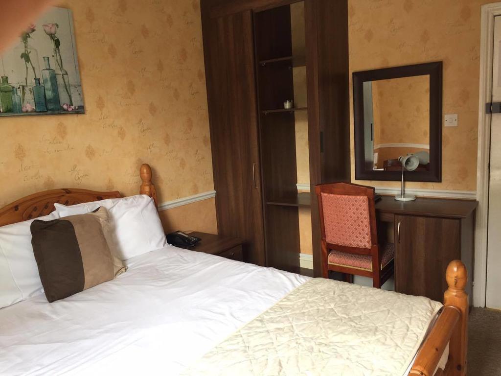 The Pines Guest Accommodation Chippenham  Zewnętrze zdjęcie