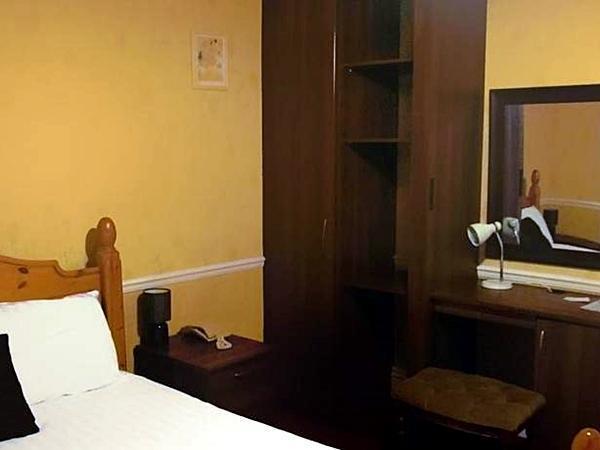 The Pines Guest Accommodation Chippenham  Zewnętrze zdjęcie