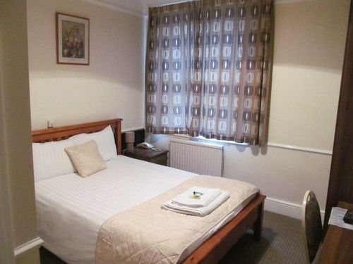 The Pines Guest Accommodation Chippenham  Zewnętrze zdjęcie