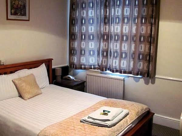 The Pines Guest Accommodation Chippenham  Zewnętrze zdjęcie
